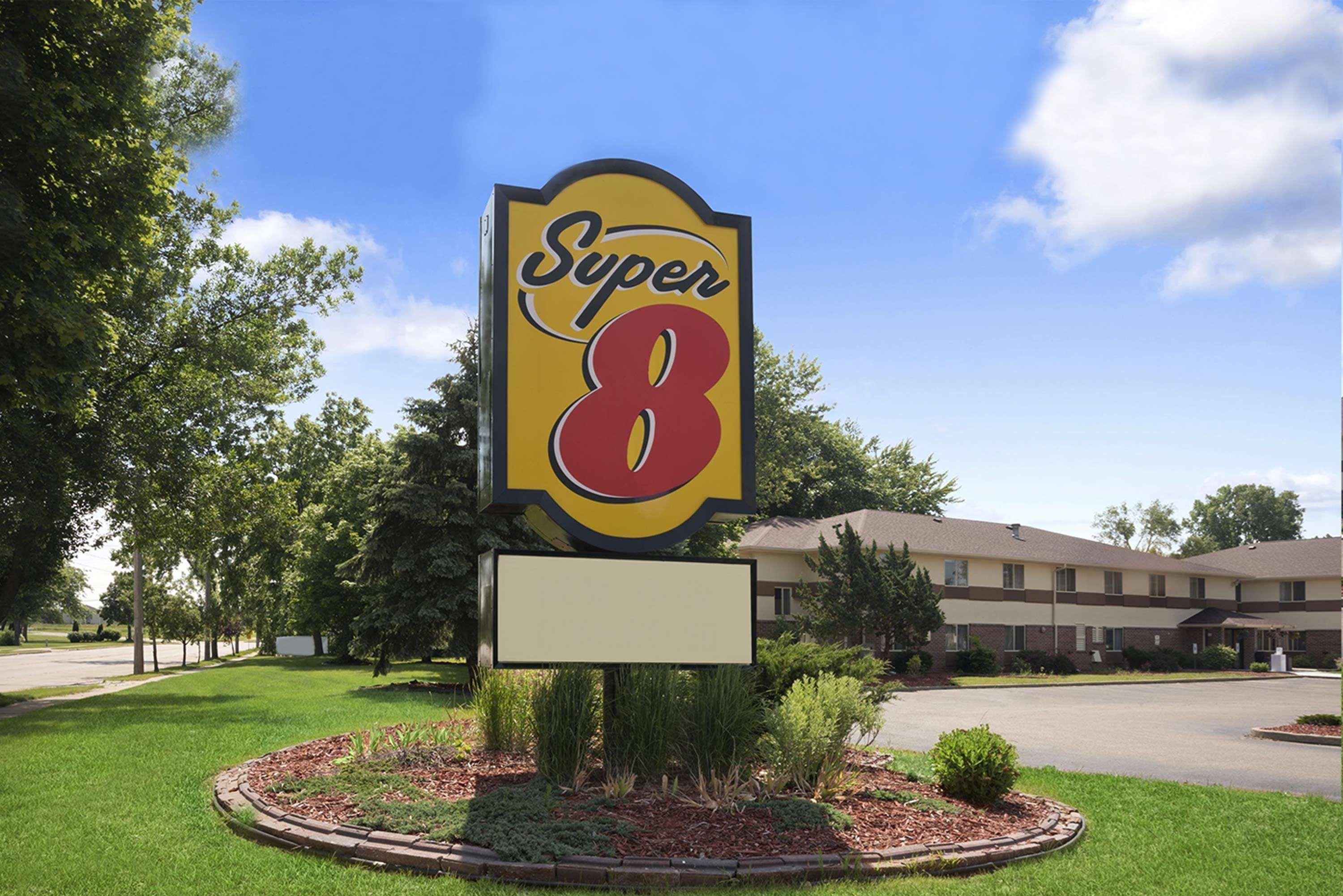 Super 8 By Wyndham Whitewater Wi Hotel Exterior photo