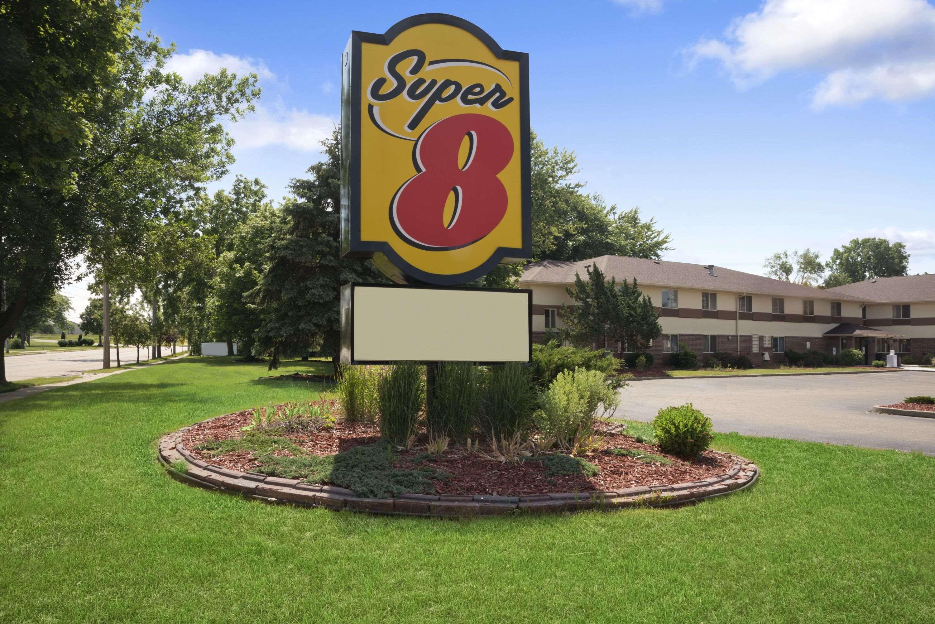 Super 8 By Wyndham Whitewater Wi Hotel Exterior photo